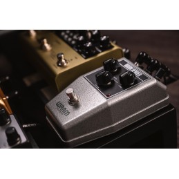 Pedale Fuzz a tre circuiti selezionabili in stile Bender Tone