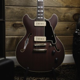 D'ANGELICO DELUXE MINI DC (with stop-bar tailpiece) SATIN TRANS WINE